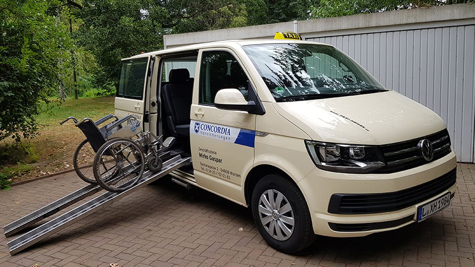 VW-Kleinbus mit Rollstuhl-Rampe von Taxi Heiles